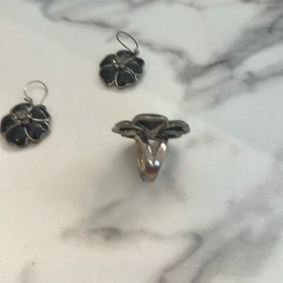Pre owned- Elegant Black Flower Jewelry Set - Picture 7 of 16